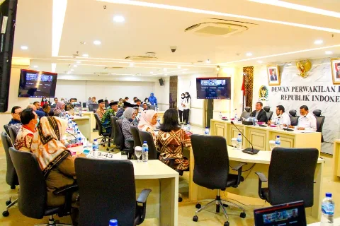 Komite II DPD RI Bahas RUU Energi Baru dan Energi Terbarukan Bersama Pakar, Akademisi, dan Pemerintah