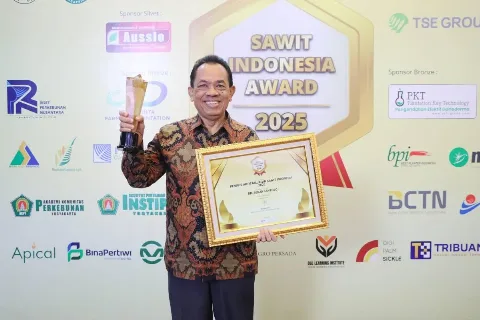 Dr. Bedjo Santoso Terima Penghargaan Penulis Teraktif di 4th Sawit Indonesia Award 2025