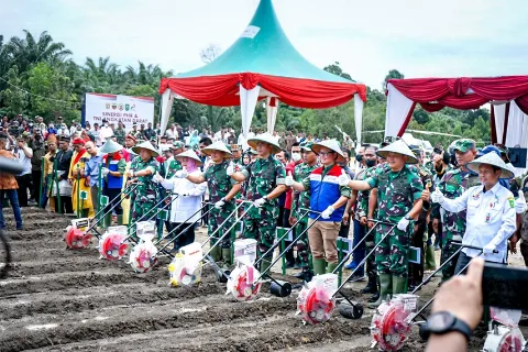Sinergi PHR - TNI AD Olah 100 Ha Tanaman Pangan
