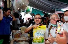 Tinjau Bapok di Pasar Cik Puan,Mendag Zulkifli Hasan:Harga Bapok di Pekanbaru Terjangkau, Masyarakat Senang