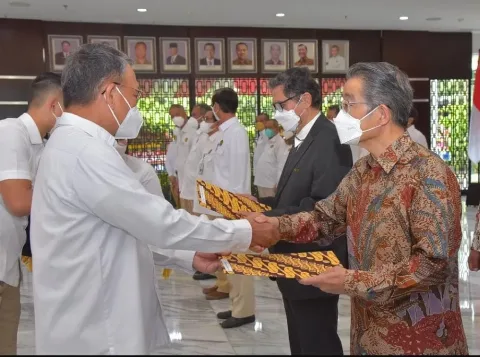 Paulus Tjakrawan Raih Penghargaan Dharma Karya Energi dan Sumber Daya Mineral