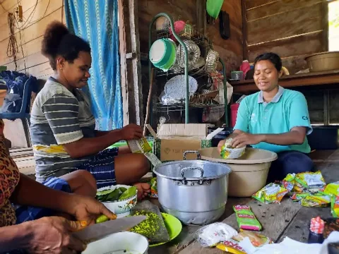 Berkat Cipta Abadi Perkenalkan Produk Olahan Sagu kepada Masyarakat kampung Aiwat