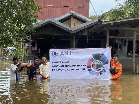 Kayung Agro Lestari Serahkan Bantuan Kepada Korban Banjir Desa Sungai Kelik