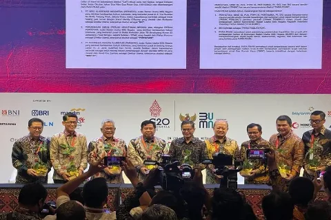 Bareng 7 BUMN Lain, IDSurvey Teken Komitmen Net Zero Emission