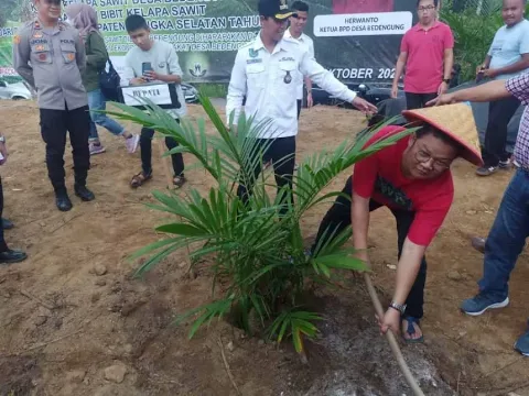 Bupati Riza Herdavid Kembali Serahkan Bantuan Bibit Kelapa Sawit Sekaligus Tanam Perdana, Kali Ini di Desa Bedengung