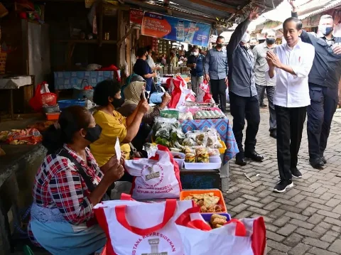 Kunjungi Pasar Malang Jiwan Colomadu, Presiden Bagikan BLT dan Cek Harga Komoditas