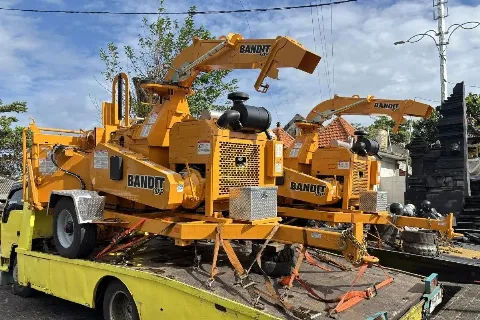 KLH Bantu Badung Atasi Sampah Kiriman dengan Mesin Wood Chipper