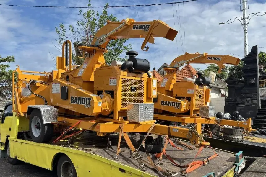 KLH Bantu Badung Atasi Sampah Kiriman dengan Mesin Wood Chipper