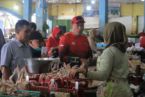 Jelang Nataru, TPID Prov. Kalteng Lakukan Sidak Pasar dan Tinjau Stok Bahan Pokok di Sampit
