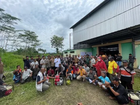 Rofik Distribusikan Bantuan 1.500 Paket Konkit Pompa Air untuk Petani