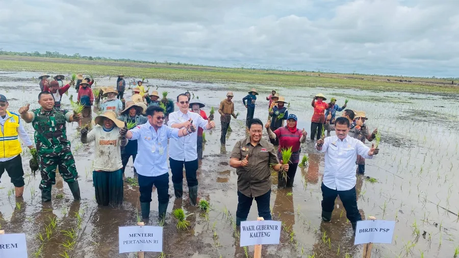 Percepat Tanam Lahan Ekstensifikasi Kawasan Food Estate, Mentan Didampingi Wagub Kalteng Tanam Padi di A5 Dadahup