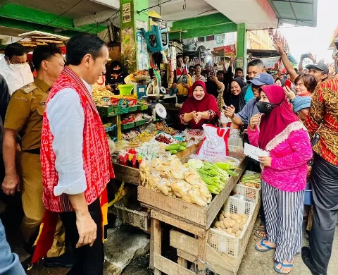 Presiden Jokowi Cek Harga Bahan Pangan di Pasar Kemuning Pontianak