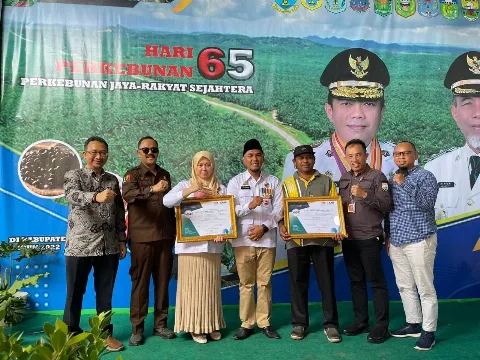 Dua Koperasi Petani Mitra Wilmar Terima Sertifikat ISPO