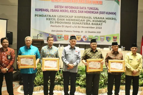 Gubernur Berikan Penghargaan 9 Kabupaten/Kota Peraih PL-UMKM dan Enumerator Terbaik 2022