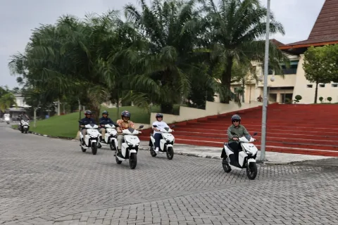 PTPN V Perdana Manfaatkan Kendaraan Operasional Listrik
