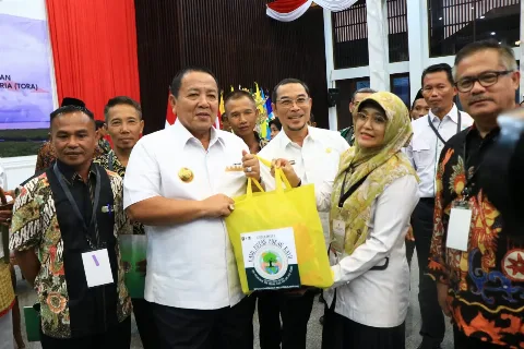 Penyerahan SK Perhutanan Sosial dan SK Tanah Objek Reforma Agraria (TORA)