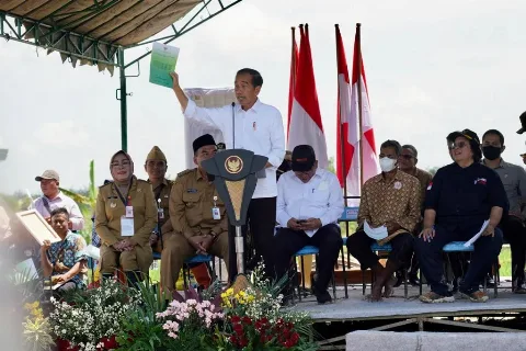 Presiden Joko Widodo Serahkan SK Perhutanan Sosial Di Blora