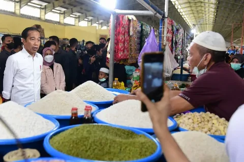 Tinjau Pasar Tramo, Presiden Cek Harga Kebutuhan Pokok