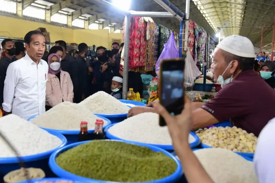 Tinjau Pasar Tramo, Presiden Cek Harga Kebutuhan Pokok