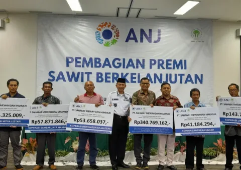 Anak Usaha ANJ Serahkan Premi CSPO Rp 340,76 Juta Kepada 5 Koperasi Di Belitung Timur
