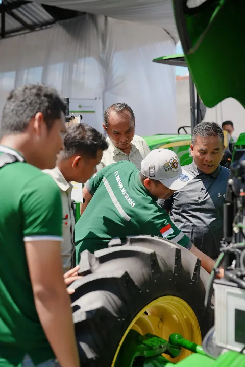 Wisel Tawarkan 4 Traktor John Deere Untuk Perkebunan Sawit