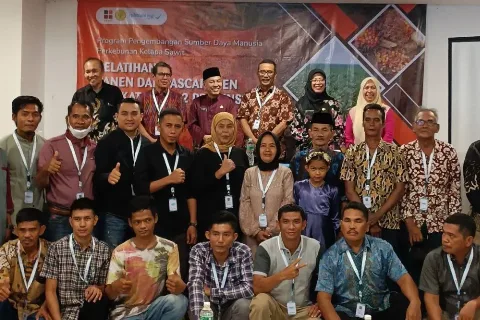 55 Pekebun Kelapa Sawit di Riau Senang, Mendapat Ilmu Panen dan Pascapanen Perkebunan Kelapa Sawit