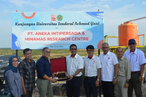Anak Usaha Minamas Plantation Serahkan Penghargaan Kepada Desa Bebas Api di Riau