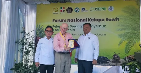 GAPKI Anugerahi Lifetime Achievement Kepada Peneliti Introduksi Serangga Penyerbuk Pertama di Indonesia