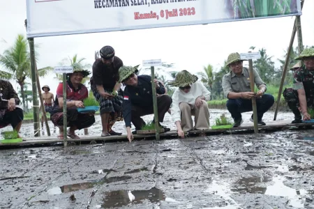 Wanentan Harvick Hasnul Qolbi, Mendorong Masyarakat di Bali Gunakan Pupuk Organik