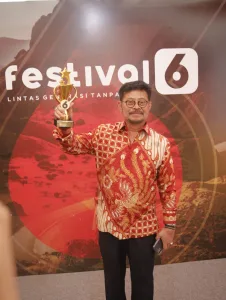 Syahrul Yasin Limpo Dianugerahi Penghargaan Lintas Generasi Award Festival6