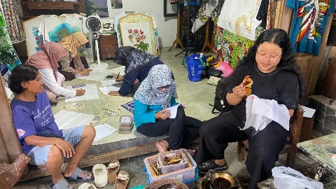 INSTIPER Yogyakarta Dorong Pemanfaatan Malam Batik Sawit di Kampung Tamansari