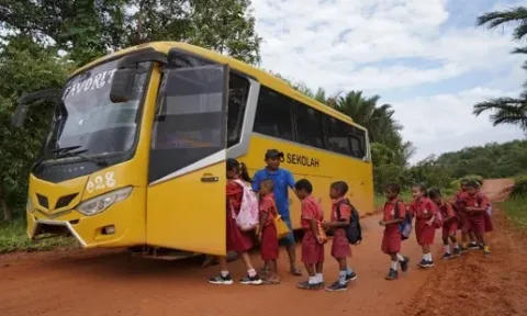 Anak-anak Papua Selatan Gunakan Bus Sekolah TSE Group Demi Pendidikan Berkualitas