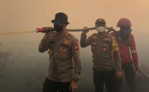 Kapolres Ketapang AKBP Tommy Ferdian Memimpin Operasi Pemadaman Gabungan Karhutla di Desa Sungai Besar