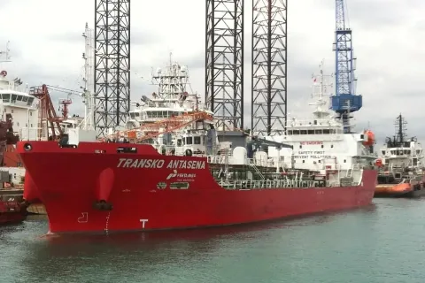 Armada Kapal Tanker Pertamina Sandar di Pelabuhan Ampenan Pasok 3 Ribu KL B40