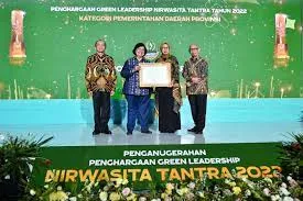 Menteri LHK Memberikan Nirwasita Tantra ke Pimpinan Daerah