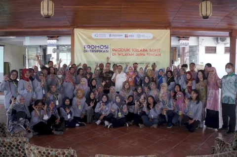 Batik Berbasis Kompetensi Dengan Pemanfaatan Malam Dari Kelapa Sawit