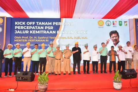 Pj Bupati Kampar  Muhammad Firdaus melakukan Kick Off Tanam Perdana Percepatan  PSR Jalur Kemitraan Binaan GAPKI
