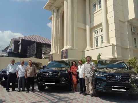 Apresiasi Kinerja, YPKPY Serahkan Tiga Unit Mobil Operasional