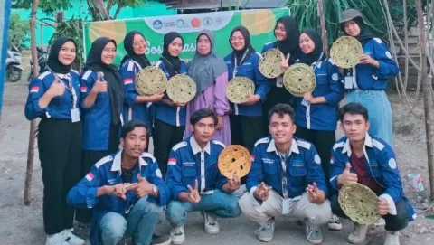 TIM PPK ORMAWA MISETA UNJA Ubah Lidi Sawit Menjadi Piring