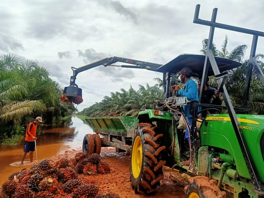 John Deere Menjadi Bagian Kemajuan Industri Sawit