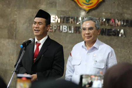 Mentan Andi Amran Sulaiman Langsung Bekerja di Hari Pertamanya